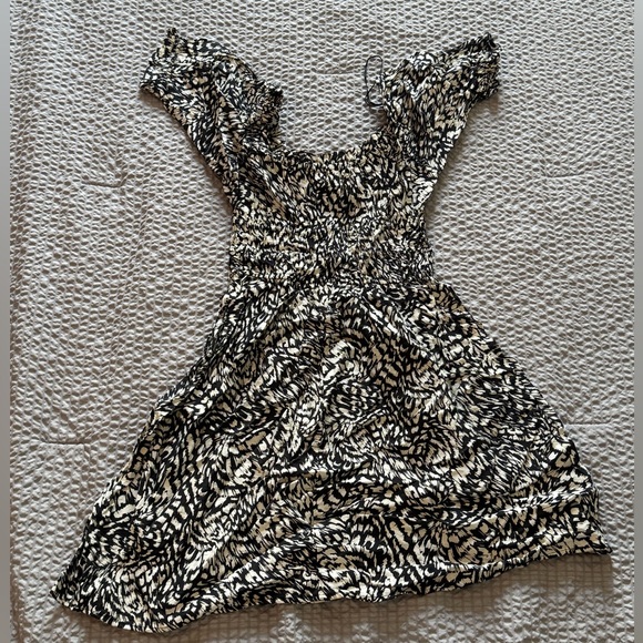 H&M Dresses & Skirts - ⚠️H&M Mini Dress⚠️